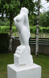 Balance im Garten der Heurigengalerie Plos