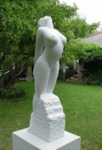 die Figur Balance aus Carrara Marmor in der Heurigengalerie Plos