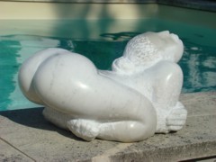 die Figur Lisa aus Carrara Marmor 
